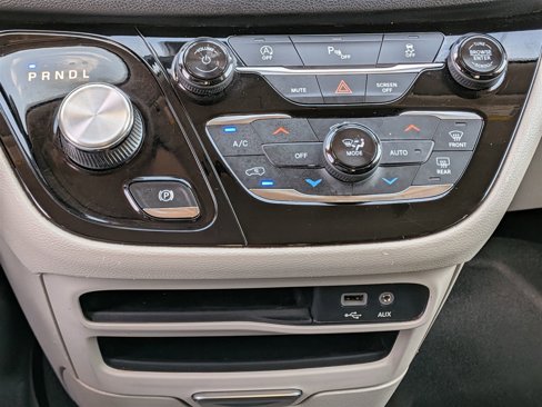 Used 2019 Chrysler Pacifica Touring-L image 23