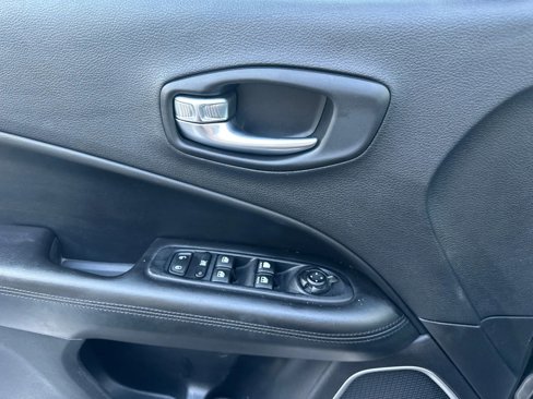 Used 2019 Jeep Compass Latitude image 16