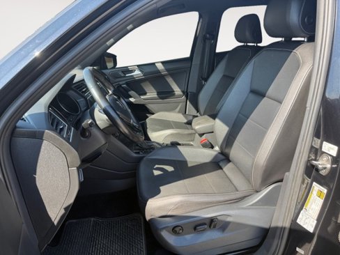 Used 2021 Volkswagen Tiguan SE R-Line image 2