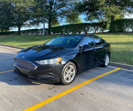 Used 2018 Ford Fusion SE w/ Fusion SE Technology Package image 2
