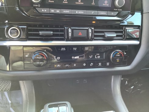 Used 2022 Nissan Pathfinder SV image 16