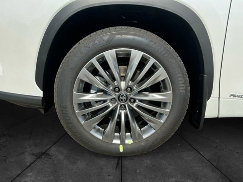 New 2025 Toyota Highlander Platinum image 14