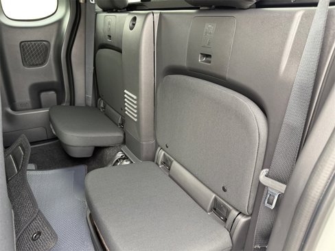 Used 2024 Nissan Frontier SV w/ SV Convenience Package image 14