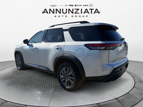 Used 2025 Nissan Pathfinder SV image 3