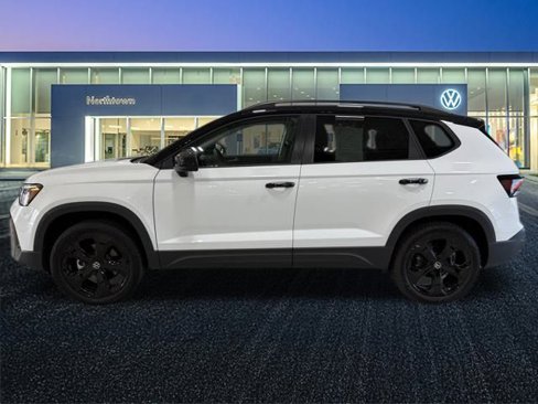 Certified 2025 Volkswagen Taos SE image 7