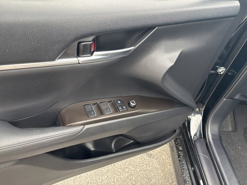 Used 2023 Toyota Camry XLE image 11