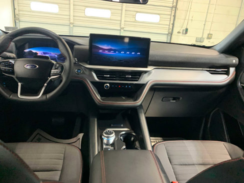 Used 2025 Ford Explorer ST-Line image 4