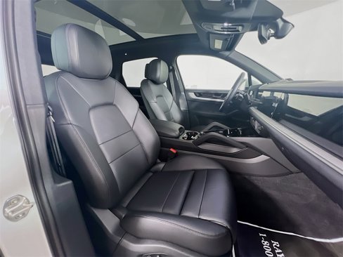 Used 2025 Porsche Cayenne image 30
