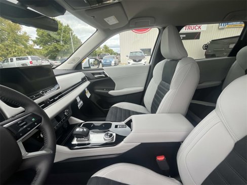 New 2025 Mitsubishi Outlander SE image 10