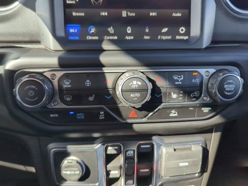 Used 2022 Jeep Wrangler Unlimited Sahara w/ Cold Weather Group image 25