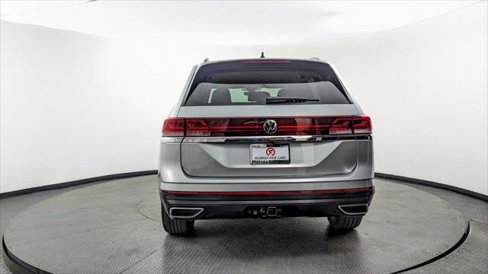 Used 2025 Volkswagen Atlas SE image 6