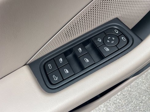 Used 2025 Porsche Macan 4 Electric image 22