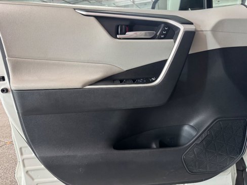 Used 2022 Toyota RAV4 XLE Premium image 15