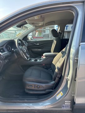 Used 2023 GMC Acadia SLE w/ Driver Convenience Package image 3