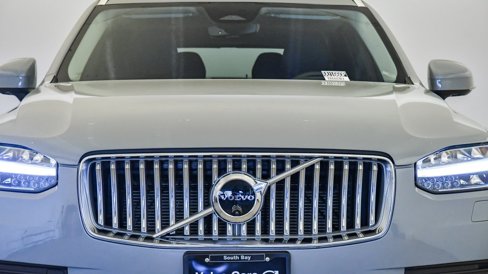 Certified 2025 Volvo XC90 B6 Plus image 8