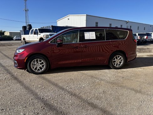 Used 2023 Chrysler Pacifica Touring-L image 4