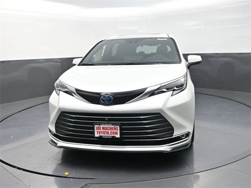 New 2025 Toyota Sienna Platinum image 2