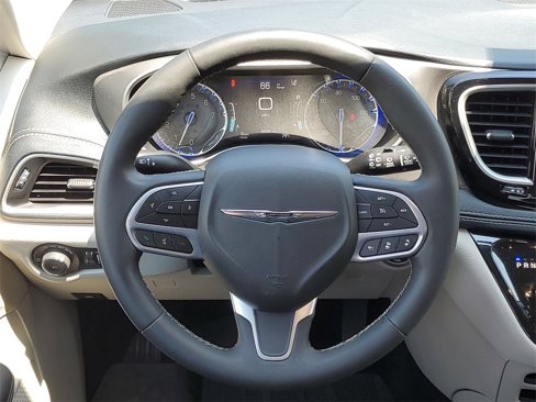 Used 2023 Chrysler Pacifica Touring-L image 30