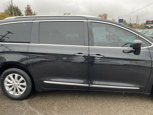 Used 2019 Chrysler Pacifica Touring-L image 4