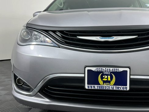 Used 2017 Chrysler Pacifica Premium image 4