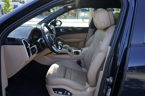 Used 2021 Porsche Cayenne w/ Premium Package image 17