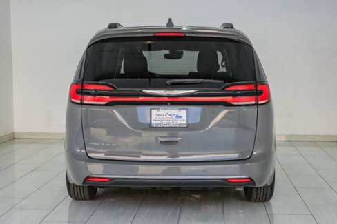 Used 2022 Chrysler Pacifica Touring-L image 7