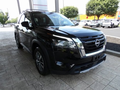 Certified 2024 Nissan Pathfinder SL image 3