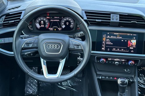 Used 2022 Audi Q3 2.0T Premium w/ Black Optic Sport Package image 11
