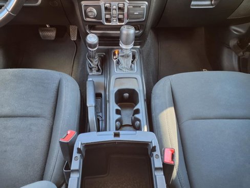 Used 2020 Jeep Wrangler Unlimited Sahara image 12