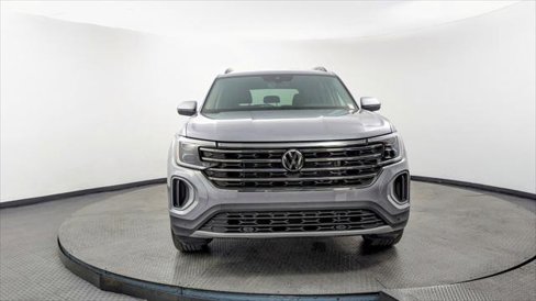 Used 2025 Volkswagen Atlas SE image 11