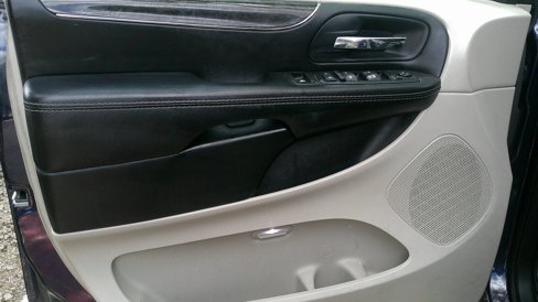 Used 2015 Chrysler Town & Country Touring image 10