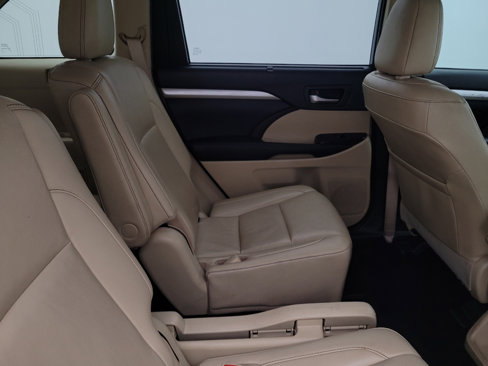Used 2019 Toyota Highlander XLE image 19