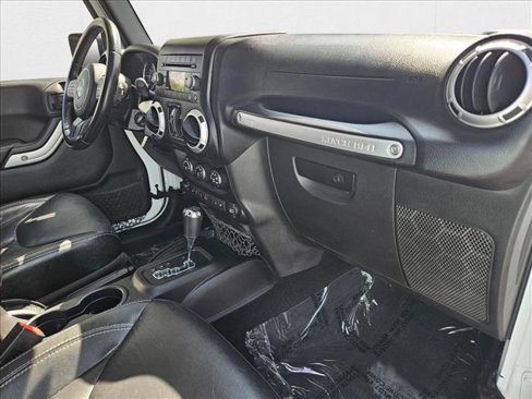 Used 2015 Jeep Wrangler Unlimited Rubicon w/ Connectivity Group image 19
