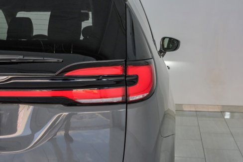 Used 2022 Chrysler Pacifica Touring-L image 39