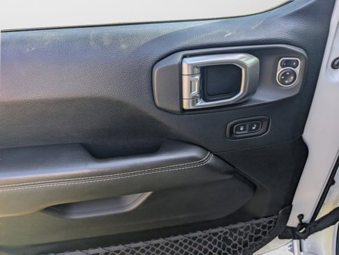 Used 2018 Jeep Wrangler Unlimited Sahara image 9