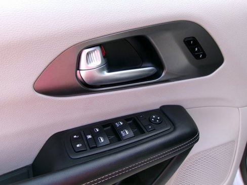 Used 2024 Chrysler Pacifica Touring-L image 8
