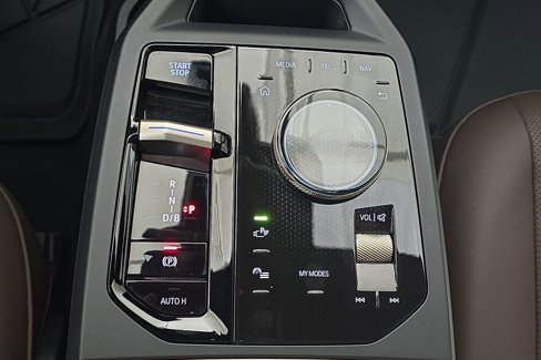 Used 2025 BMW iX xDrive50 image 21