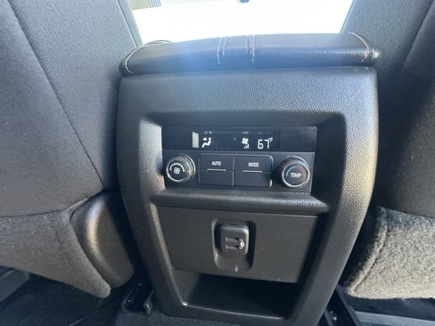 Used 2021 Chevrolet Traverse LT image 19