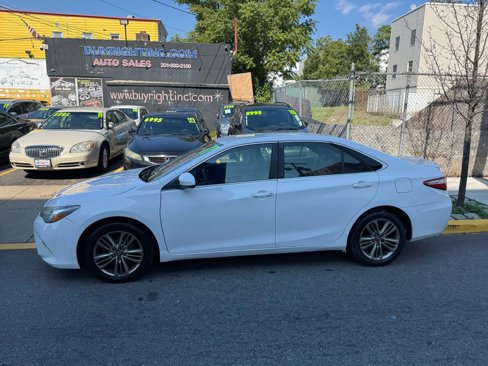 Used 2017 Toyota Camry SE image 4