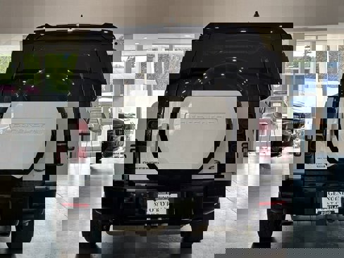 Used 2023 Land Rover Defender 130 X-Dynamic SE image 5