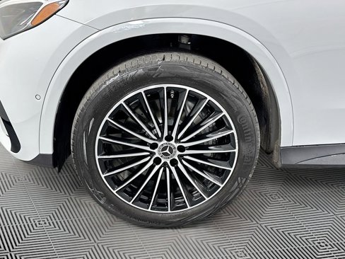 Used 2025 Mercedes-Benz GLC 300 4MATIC image 34