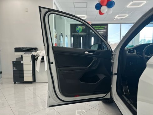 Used 2021 Volkswagen Tiguan SE R-Line image 35