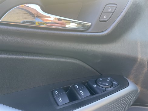 Used 2025 Chevrolet Trax RS w/ Sunroof Package image 11