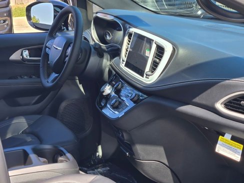 New 2026 Chrysler Pacifica Select image 7