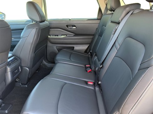 Used 2025 Nissan Pathfinder SL image 14
