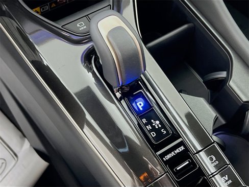 Certified 2025 Toyota Crown Signia image 16