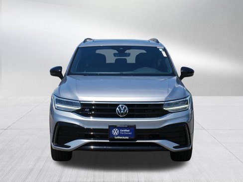 Certified 2024 Volkswagen Tiguan SE R-Line image 2