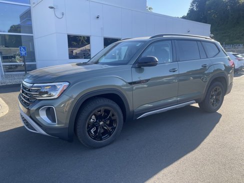 New 2025 Volkswagen Atlas Peak Edition SE image 2