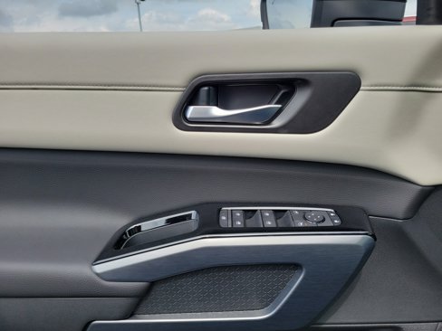New 2025 Nissan Pathfinder SL image 17