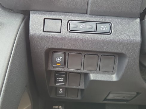 Used 2025 Nissan Frontier SV image 15